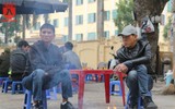 Người Hà Nội mặc thêm áo mưa ra đường vì lạnh